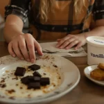 Pourquoi a-t-on si souvent envie de sucré après le repas ? On connaît enfin la réponse (et elle pourrait vraiment vous aider à y remédier)